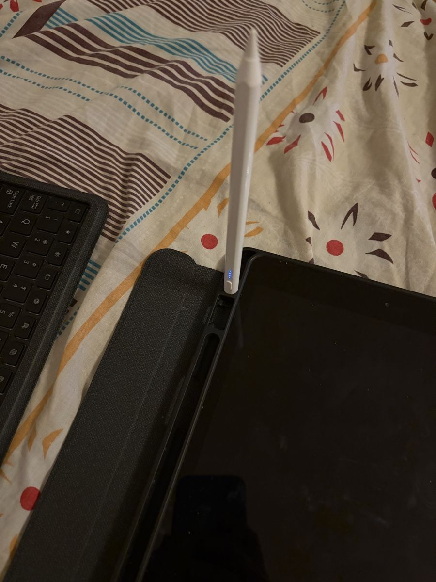 Apple Tablet PC: iPad 7th Gen 32GB Grey with Keyboard Case + Stylus – Usato da Genève venduto da jul_2fzv 4