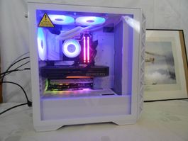 White Gaming PC Ryzen 7 RTX 5070 ti 32 GB RAM 2 TB SSD W11p