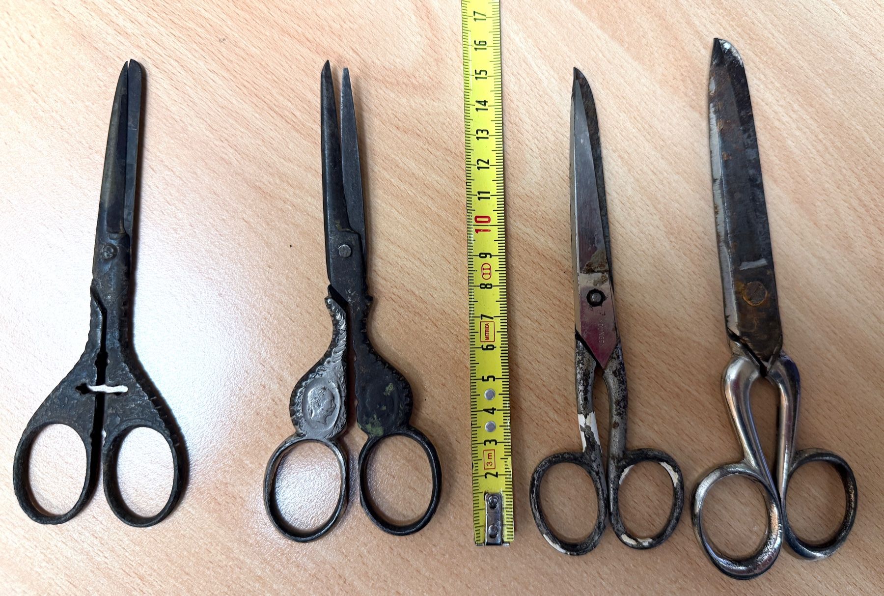 Tutti gli attrezzi: 4 paires de ciseaux anciens – Usato da Veyrier venduto da Szurkemaci 7