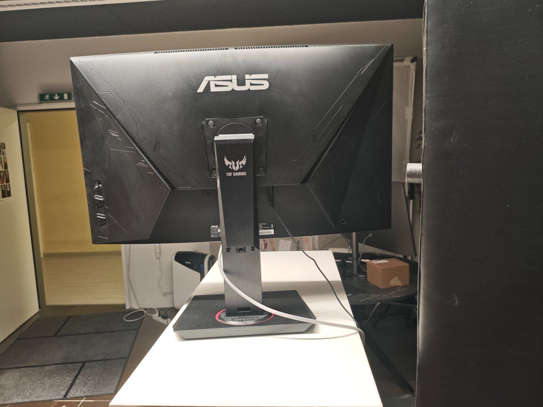 Asus Monitor: ASUS TUF Gaming Bildschirm Curved 32 – Usato da Dübendorf venduto da tho_v2cs 3