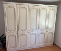 Kleiderschrank, 5-türig, plus zwei Nachttischli