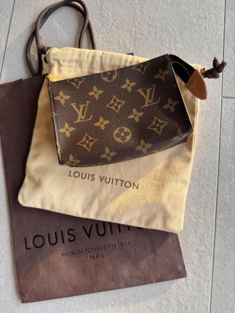 LOUIS VUITTON POCHE TOILETTE 15 Monogram Canvas M47546