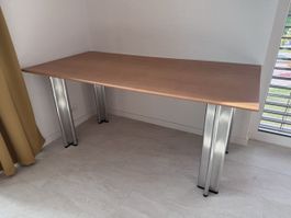 Bureau bois avec caisson à 3 tiroirs verouillables.