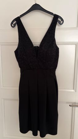 Kurzes schwarzes Kleid