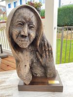 Geschnitzte Holzskulptur andächtige Frau