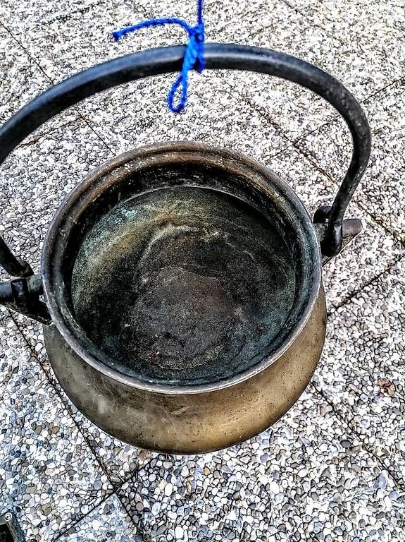 Pentole: ancienne marmite trypode en bronze haute époque. – Usato da St. Maurice venduto da Benoit12 2