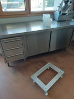 Meuble de cuisine en inox tiroirs portes.