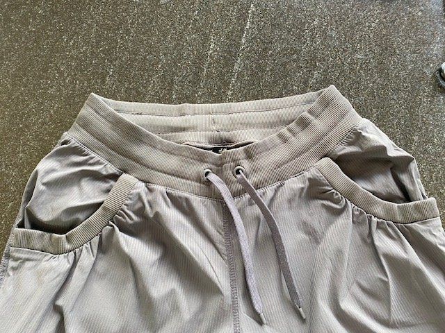 H&M Pantaloni: Damen Sporthose Grösse 38 – Usato da Ergisch venduto da July64 1