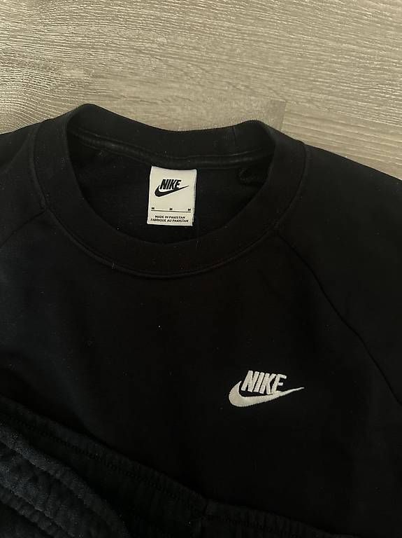 Completi: Nike Trainingsanzug Schwarz – Usato da Spreitenbach venduto da Sabrina.dc 1