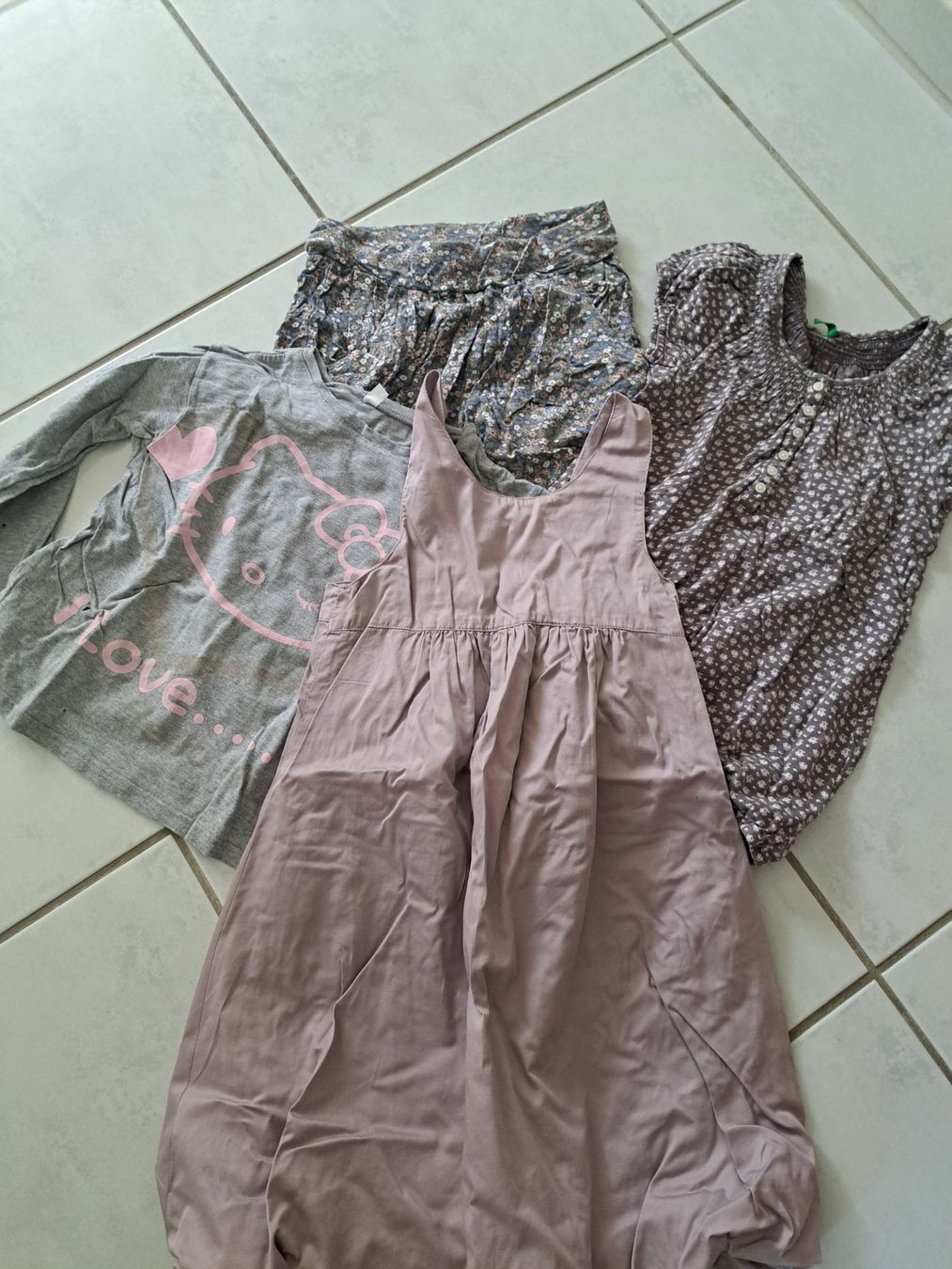 Lotti & Set di vestiti: Mädchenkleider-Set, Gr. 134/140 – Usato da Oberentfelden venduto da Pjc