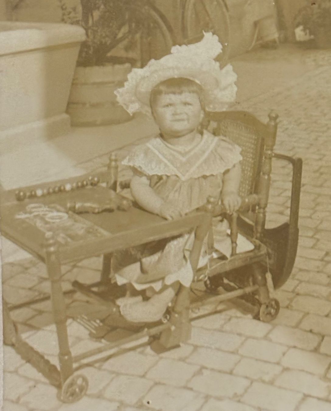 Cartoline postali: CDV Kind, Mädchen, Hut, Mode, Kindertischchen – Usato da Frauenfeld venduto da Merk52 1