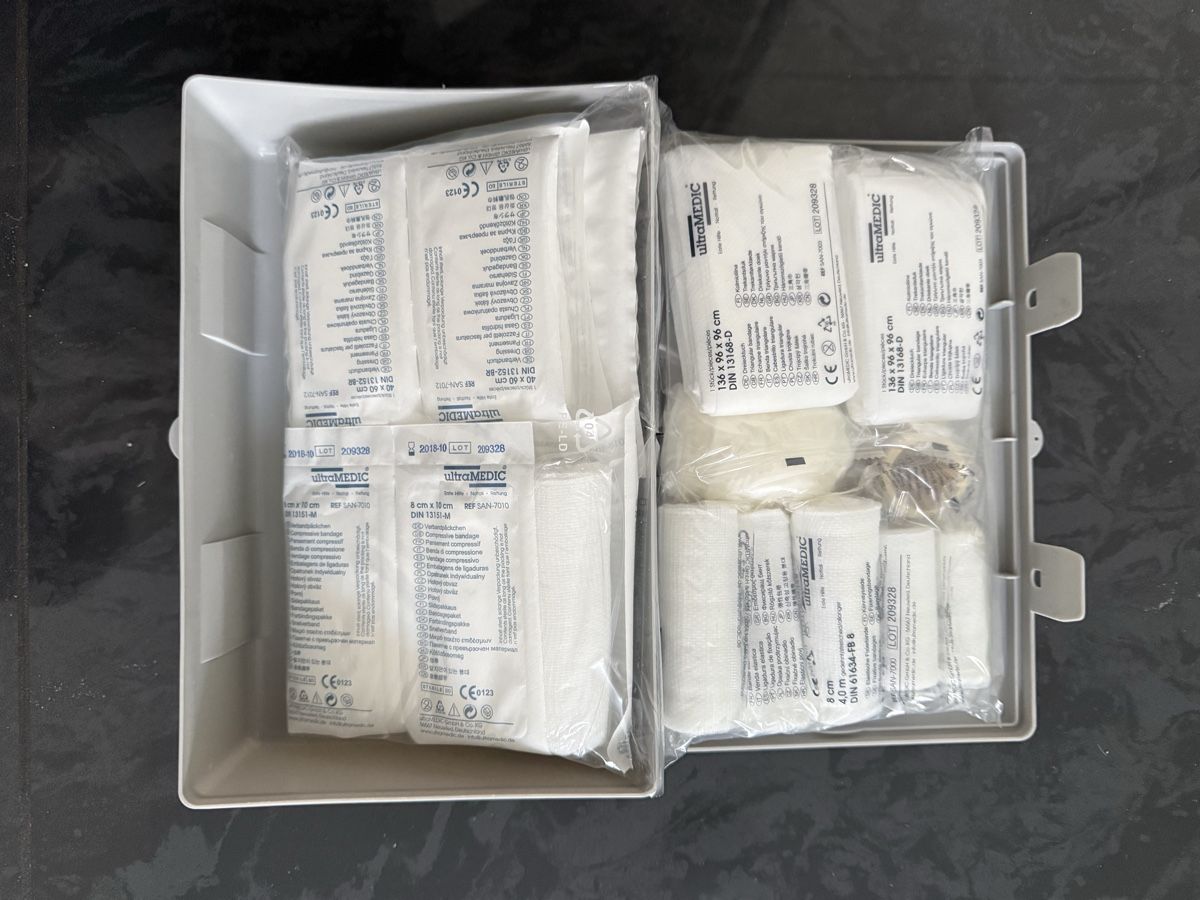 Kit di pronto soccorso: KFZ-Verbandkasten DIN 13164 – Nuovo (secondo la descrizione) da Luzern venduto da nin_652v 1