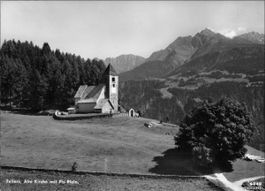 Falera Fellers GR // Alte Kirche mit Piz Riein Surselva