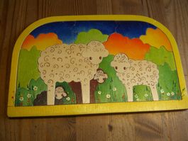 herziges Puzzle aus Holz mit Schäfchen Sujet, Handarbeit