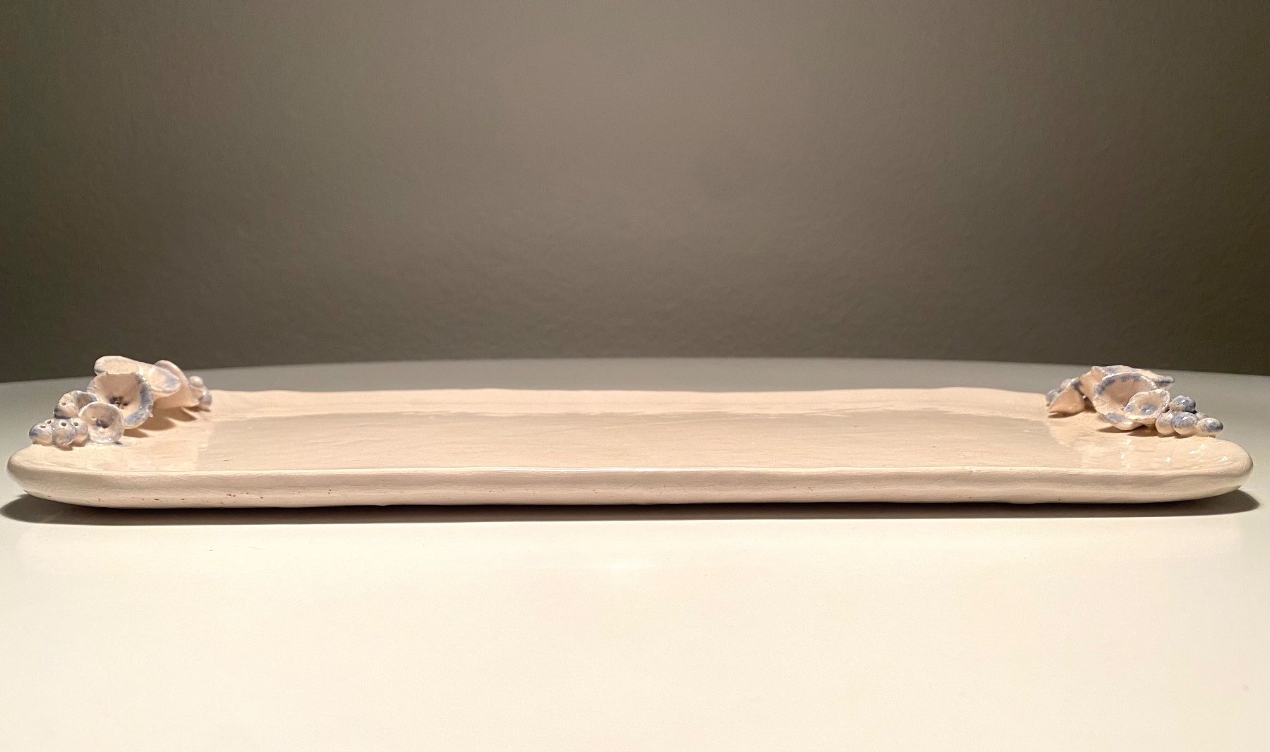 Piatti di portata: Cremefarbene Keramikplatte mit dekorativen Elementen – Usato da Basel venduto da curated_finds 6
