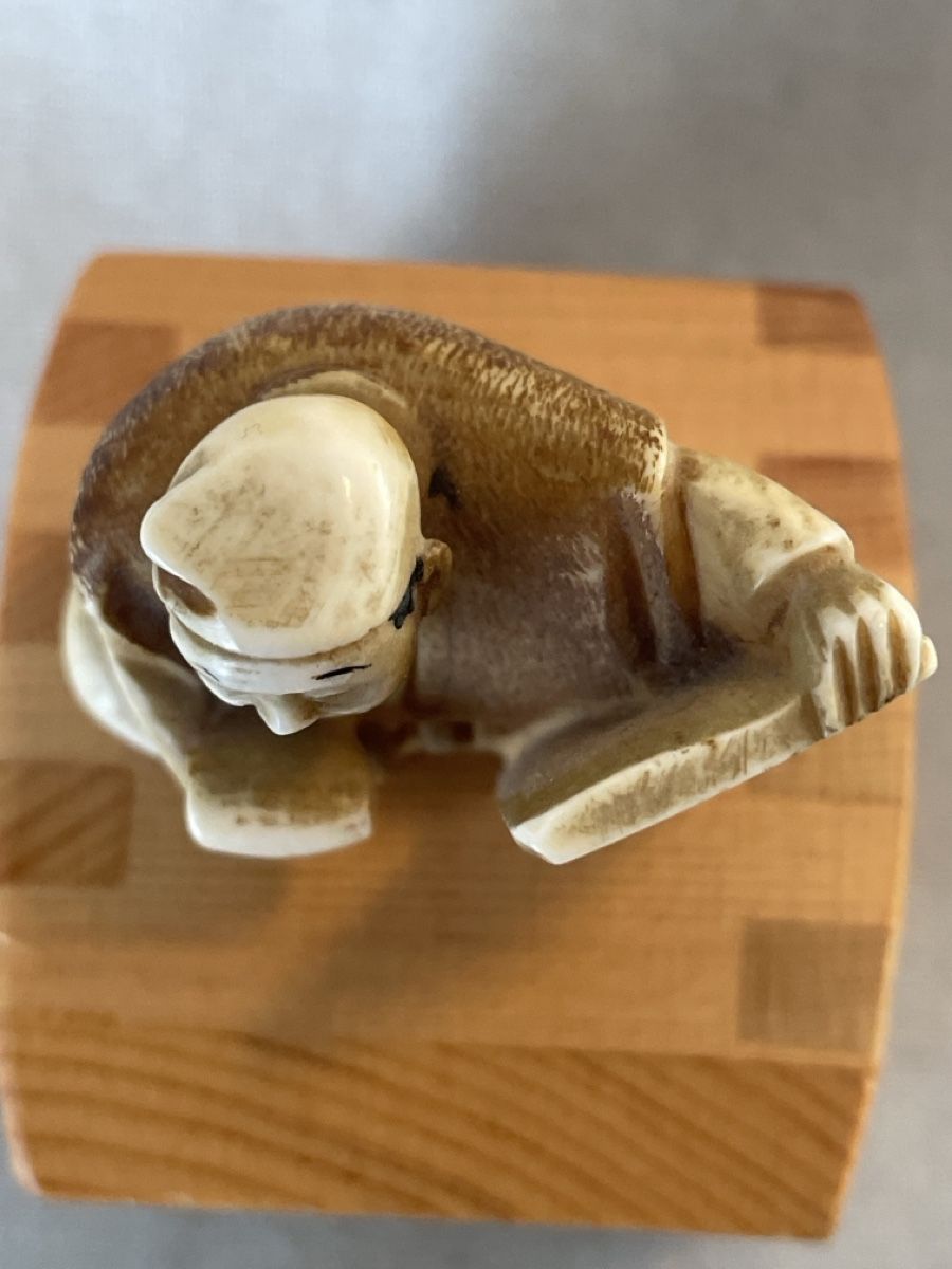 Statuette: Netsuke, sitzender Mann mit Tafel, signiert – Usato da Embrach venduto da Gauvain1 4