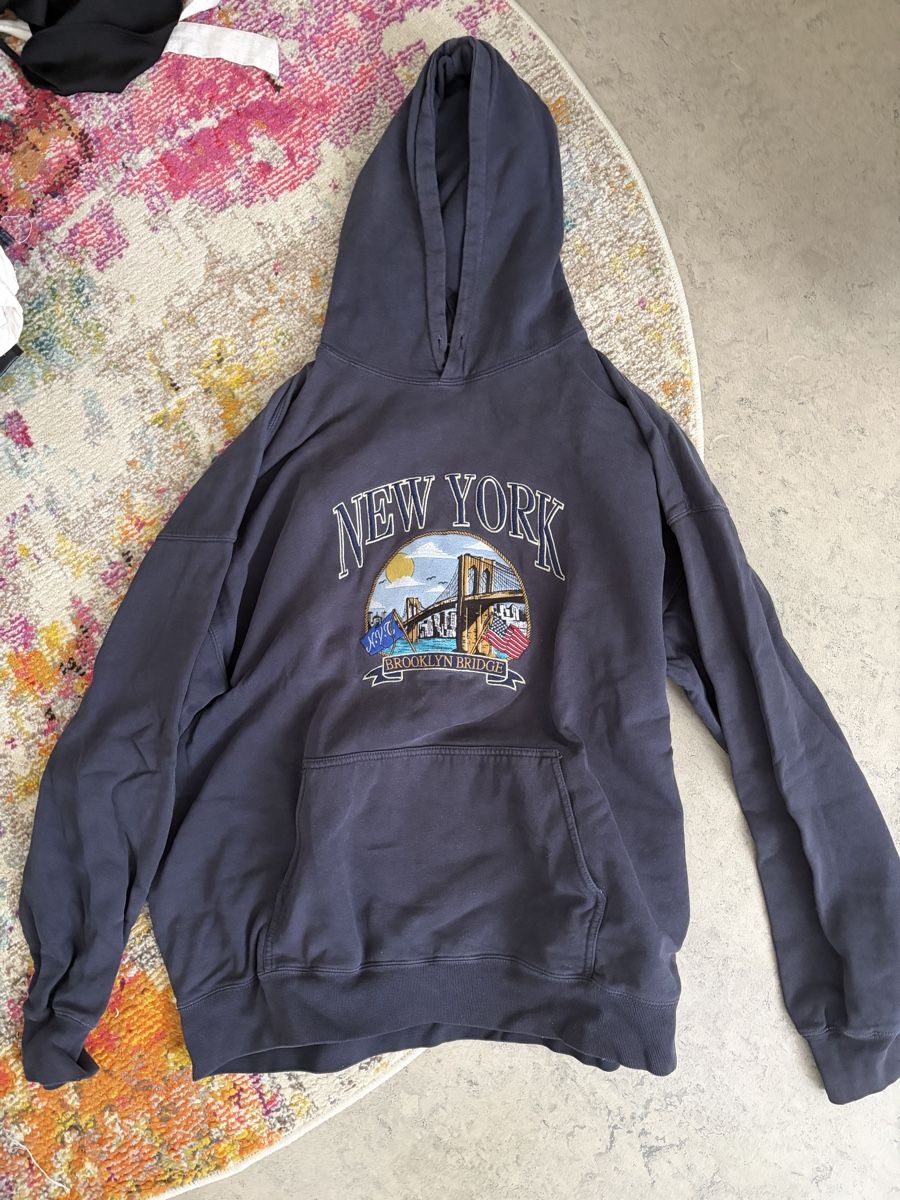 Brandy Melville Pullover & Sweatshirts: Kapuzenpullover dunkelblau – Gebraucht aus Sevelen von sarah_selina