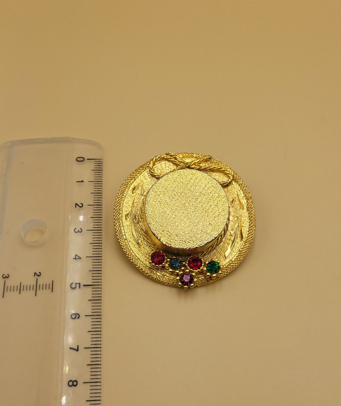Spille & Fermagli: Goldene Brosche Hut mit Strass Steinen – Usato da Wald ZH venduto da SwissPawnshop 2