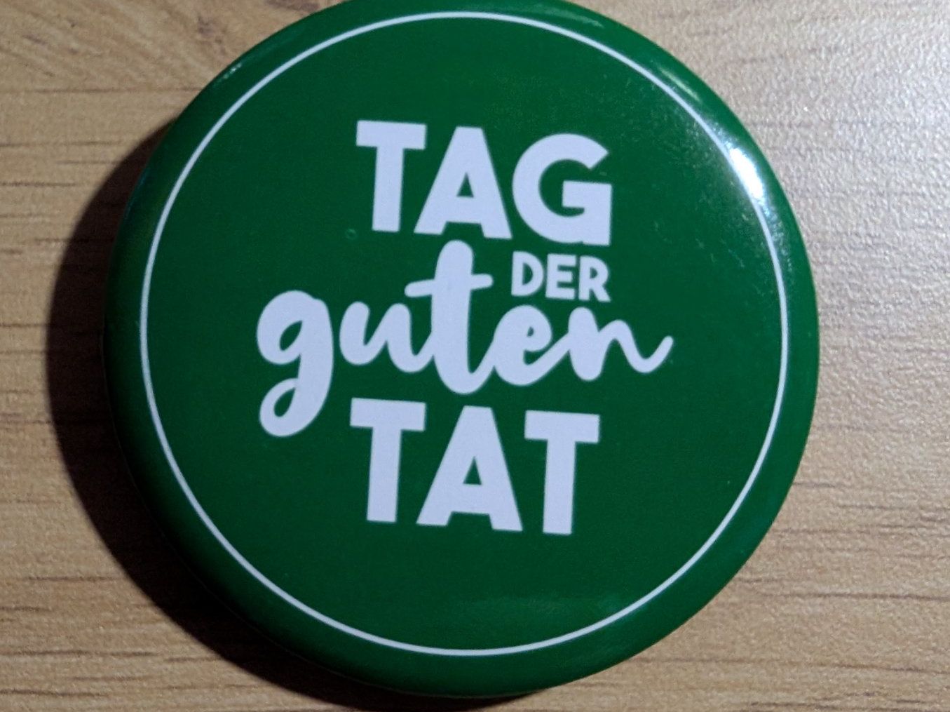 Plaketten & Abzeichen: Ansteckpin 18: Tag der guten Tag – Gebraucht aus Oppligen von Pin-Fall-Shop