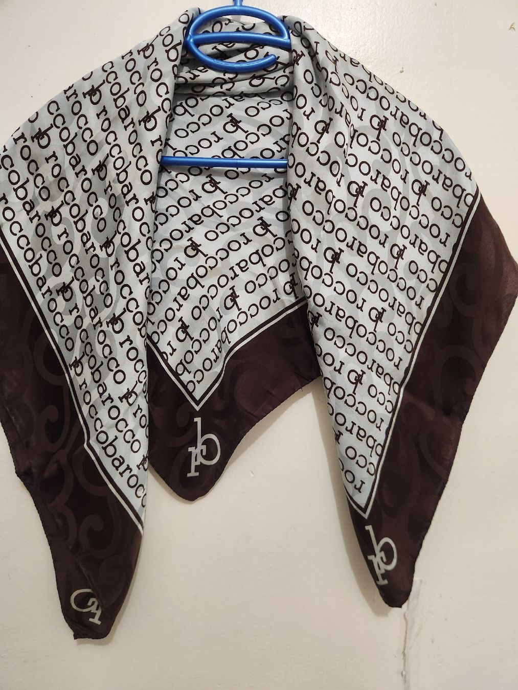 Foulard & Sciarpe: Foulard soie  Rocco Barocco logo marron – Usato da Niedergösgen venduto da Eva2410 1