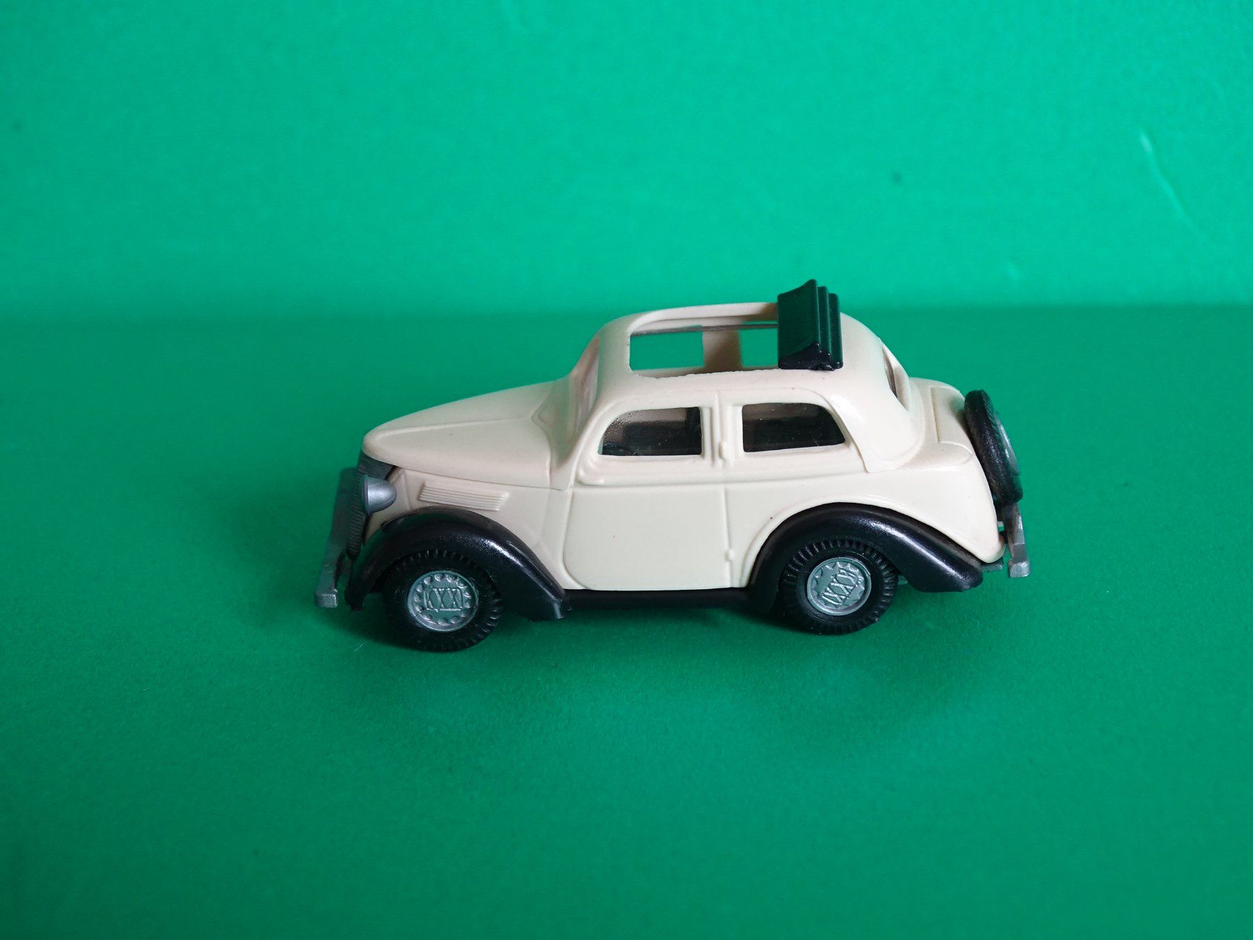 Praliné Modellini d'auto: Ford Eifel von Praliné 1/87 – Usato da Bretzwil venduto da Meex 2