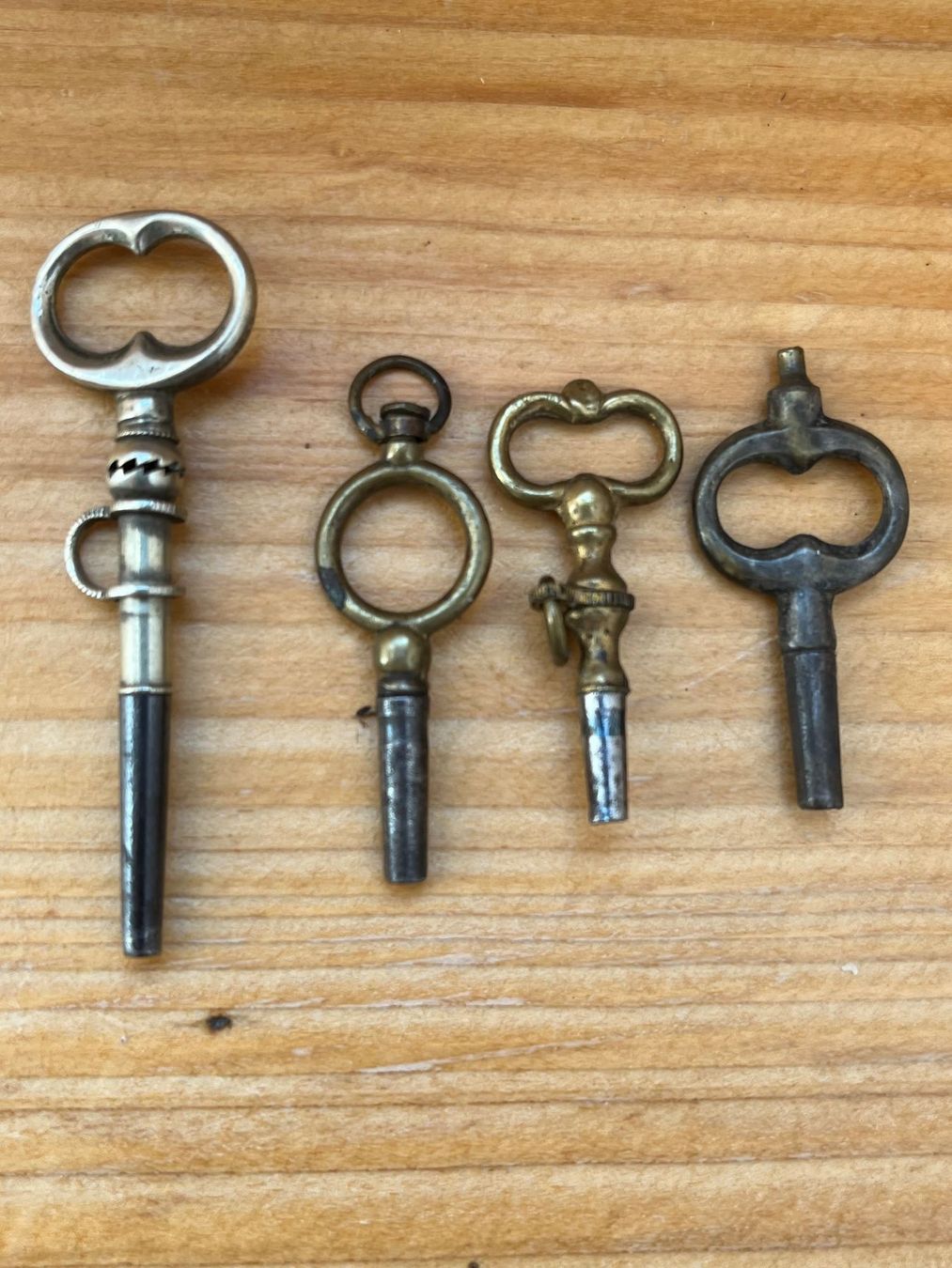Clés: 4 alte Uhrenschlüssel – D'occasion à Flumenthal par Fetthenne