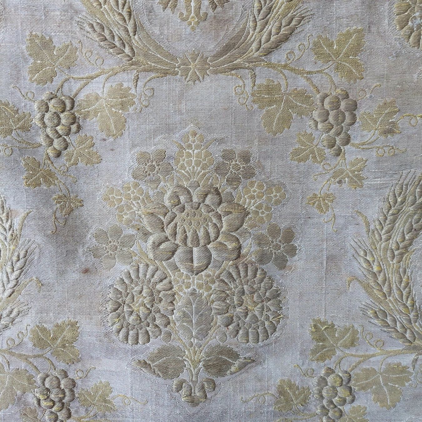 Stoffe: ANTIKES TEXTIL MIT SEIDENSTICKEREI – Gebraucht aus Bern von karo123 1