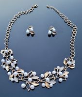 Goldener Modeschmuck mit künstl. Perlen und Glassteinen