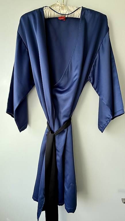 Arte internazionale: Triumph Satin-Bademantel Gr.38 – Usato da Wilen b. Wollerau venduto da chocolady