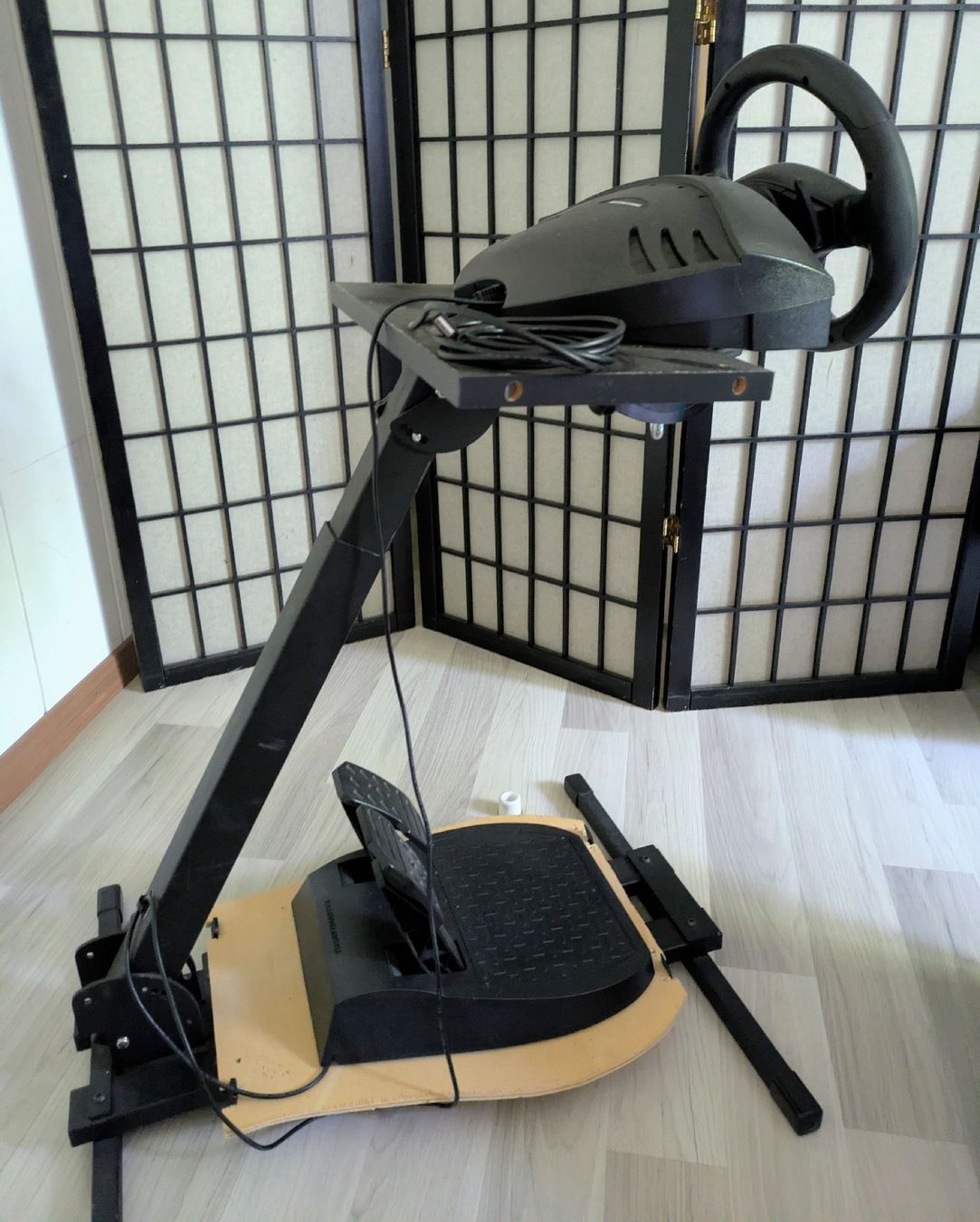 Thrustmaster Controller: Volant thrustmaster avec support de conduite.  – Usato da Châtonnaye venduto da Enjie 2