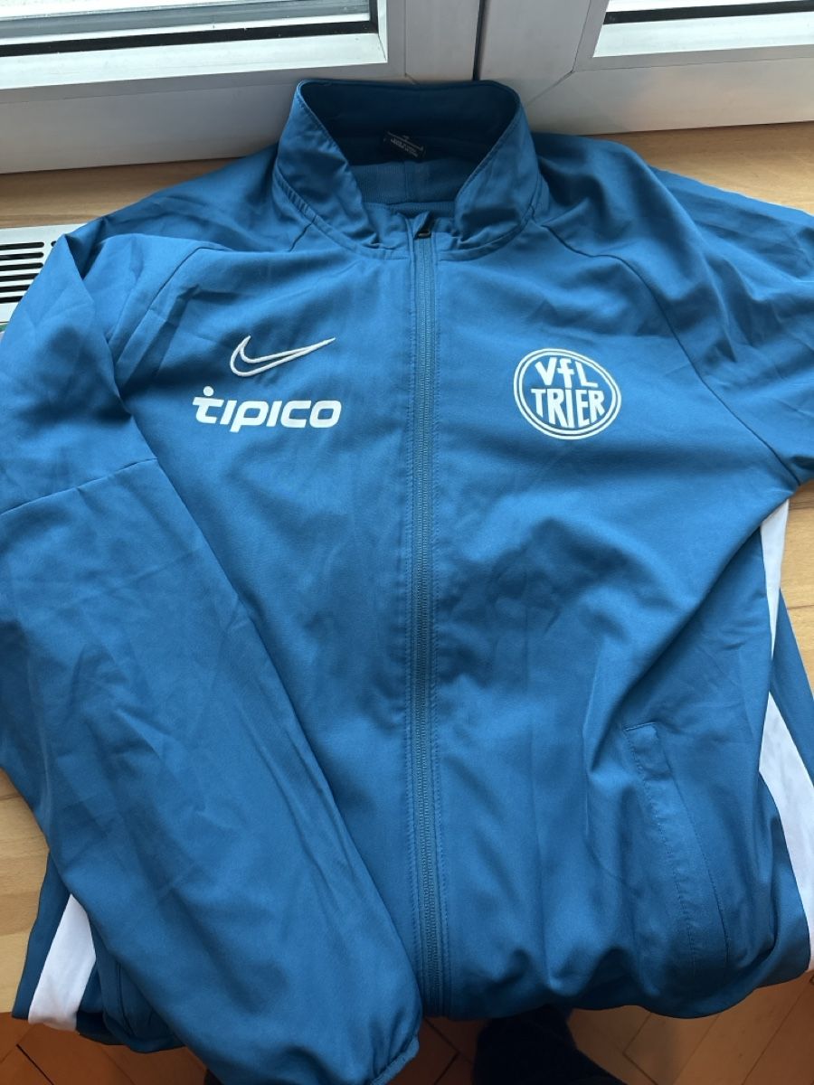 Nike Giacche: Nike Trainingsjacke L – Usato da Zürich venduto da justus_grabowsky