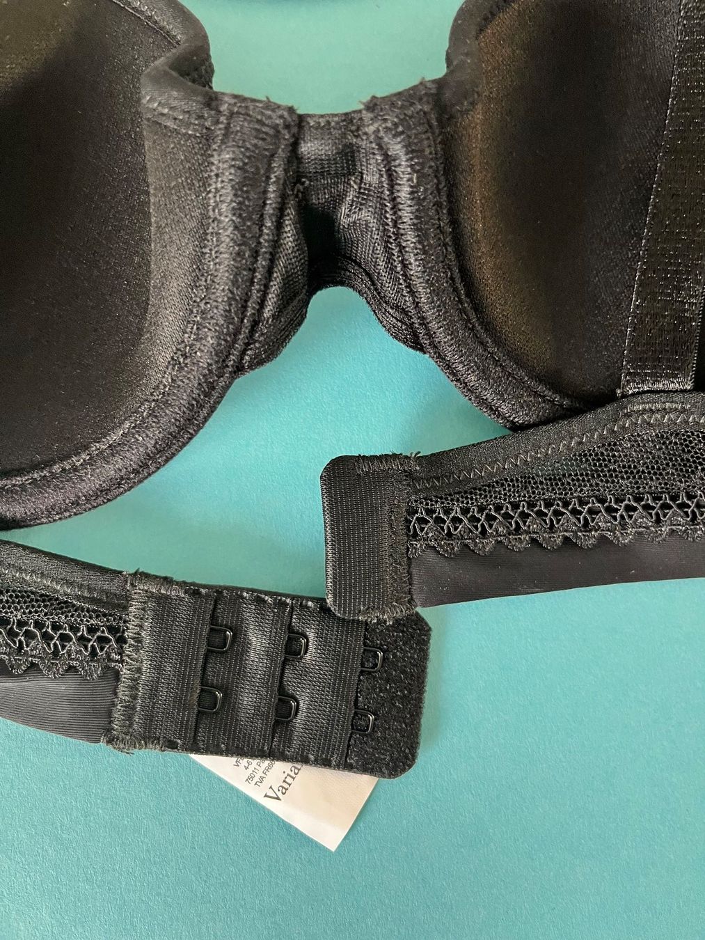 Sonstige Unterwäsche: Bügel-BH VARIANCE, Grösse 70 A, Farbe Schwarz – Neu und originalverpackt aus Rudolfstetten von gst_g7xl 7
