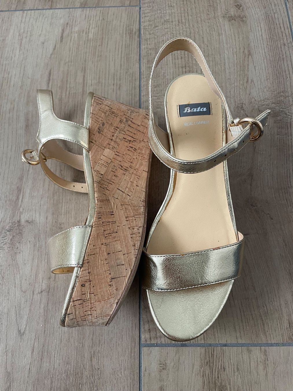 Damenschuhe: Keilsandaletten gold von Bata Gr. 37 – Gebraucht aus Waltenschwil von hansnine 2