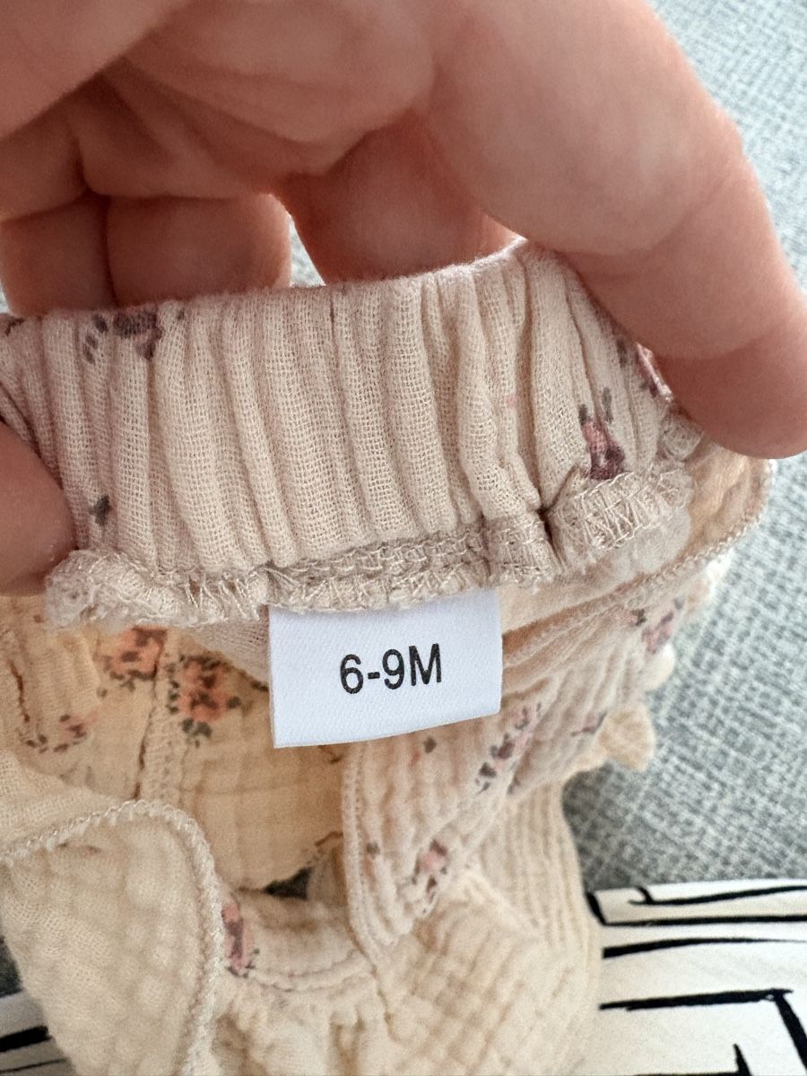 Pagliaccetti: Baby Strampler mit Blumenmuster Grösse 6-9Monate – Usato da Münchenstein venduto da Miresolese 2