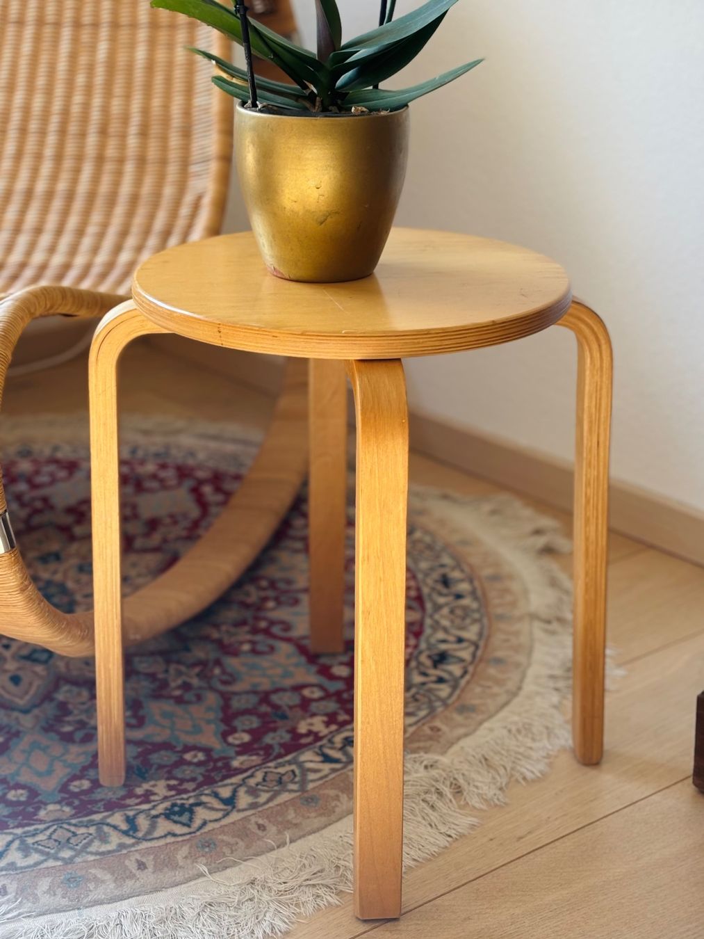 Sgabelli: Vintage Holzhocker - E60 Replika - "Alvar Aalto" – Usato da Winterthur venduto da JAKU.SPACE
