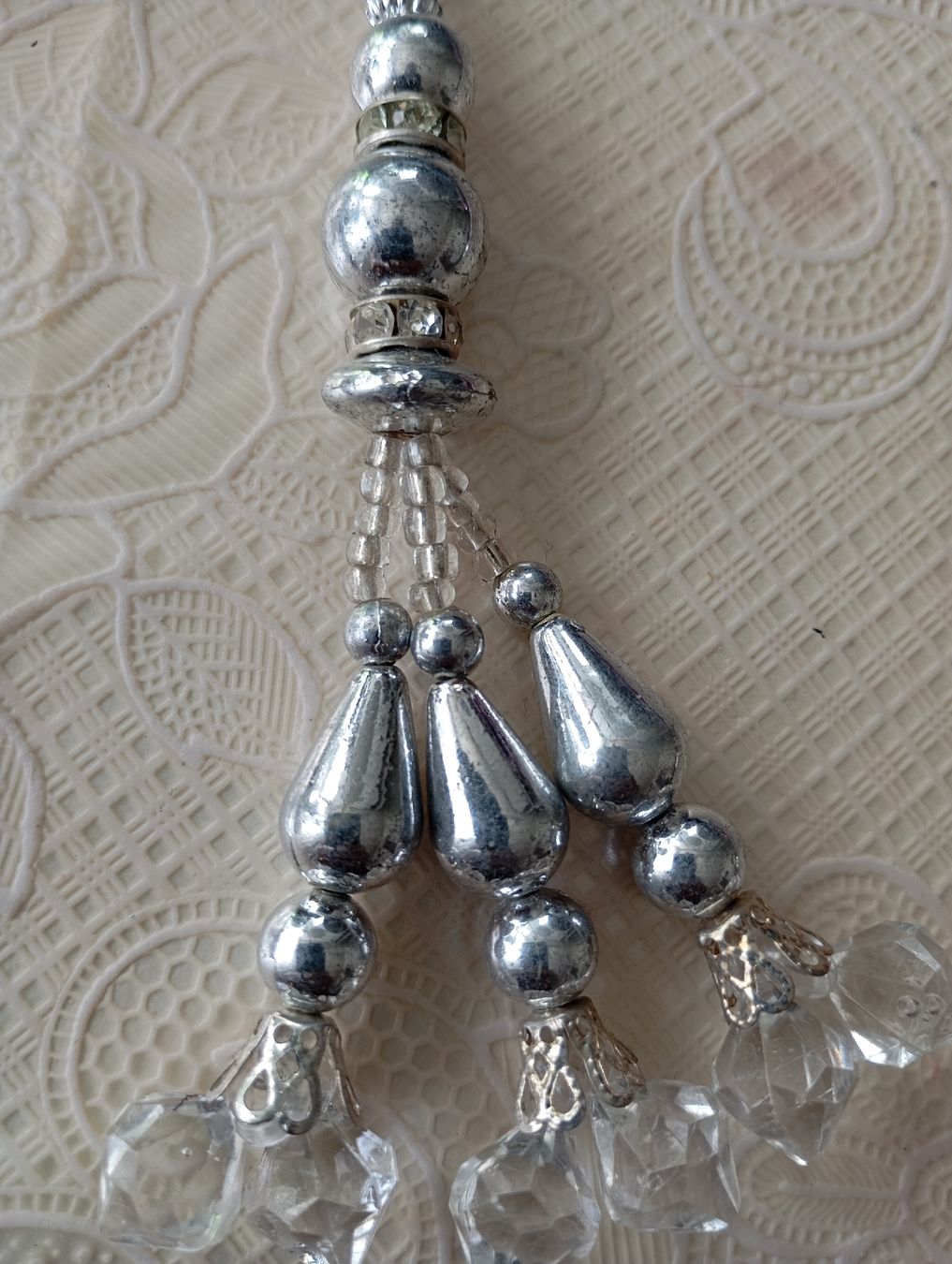 Tutte le decorazioni: Decorative silver bead tassels acceptable condition – Nuovo (secondo la descrizione) da Bern venduto da pav_8b6j 3