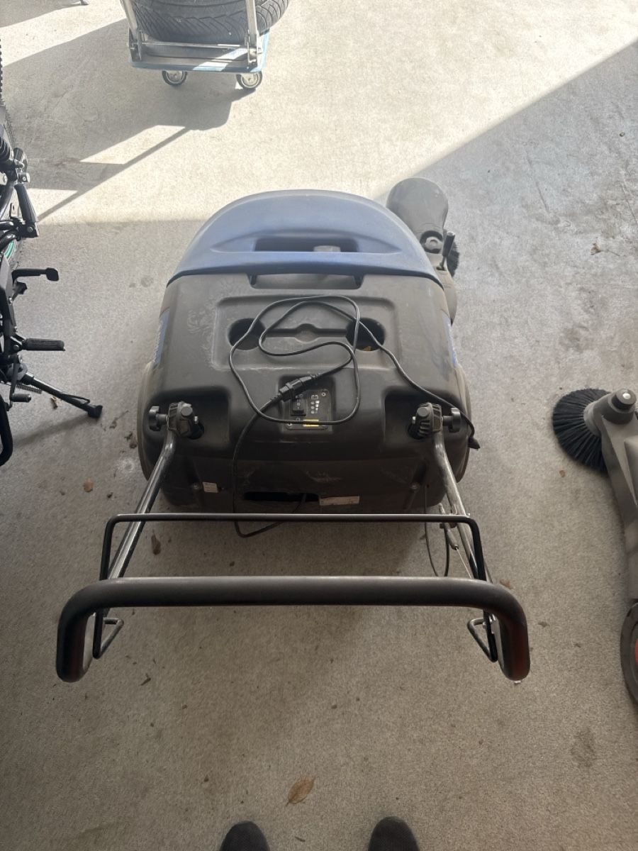 Nilfisk Tutte le macchine: Nilfisk Floortec 350 Kehrmaschine – Usato da Bischofszell venduto da McLuca81 1