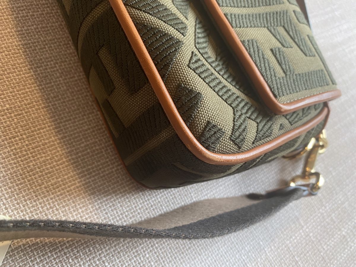 Fendi Sacs femmes: Iconic Fendi Medium Baguette bag! – D'occasion à Mies par nic_yk5d 9