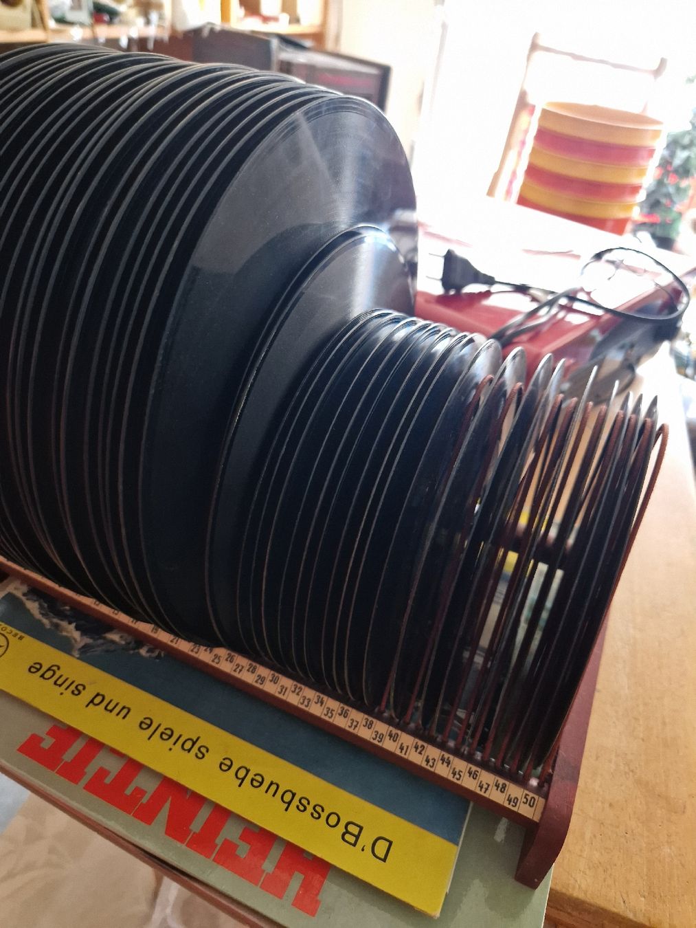 Supporti per strumenti musicali & leggii: Schallplatten Sammlung mit Ständer guter Zustand  – Usato da Mörigen venduto da Clio111 2
