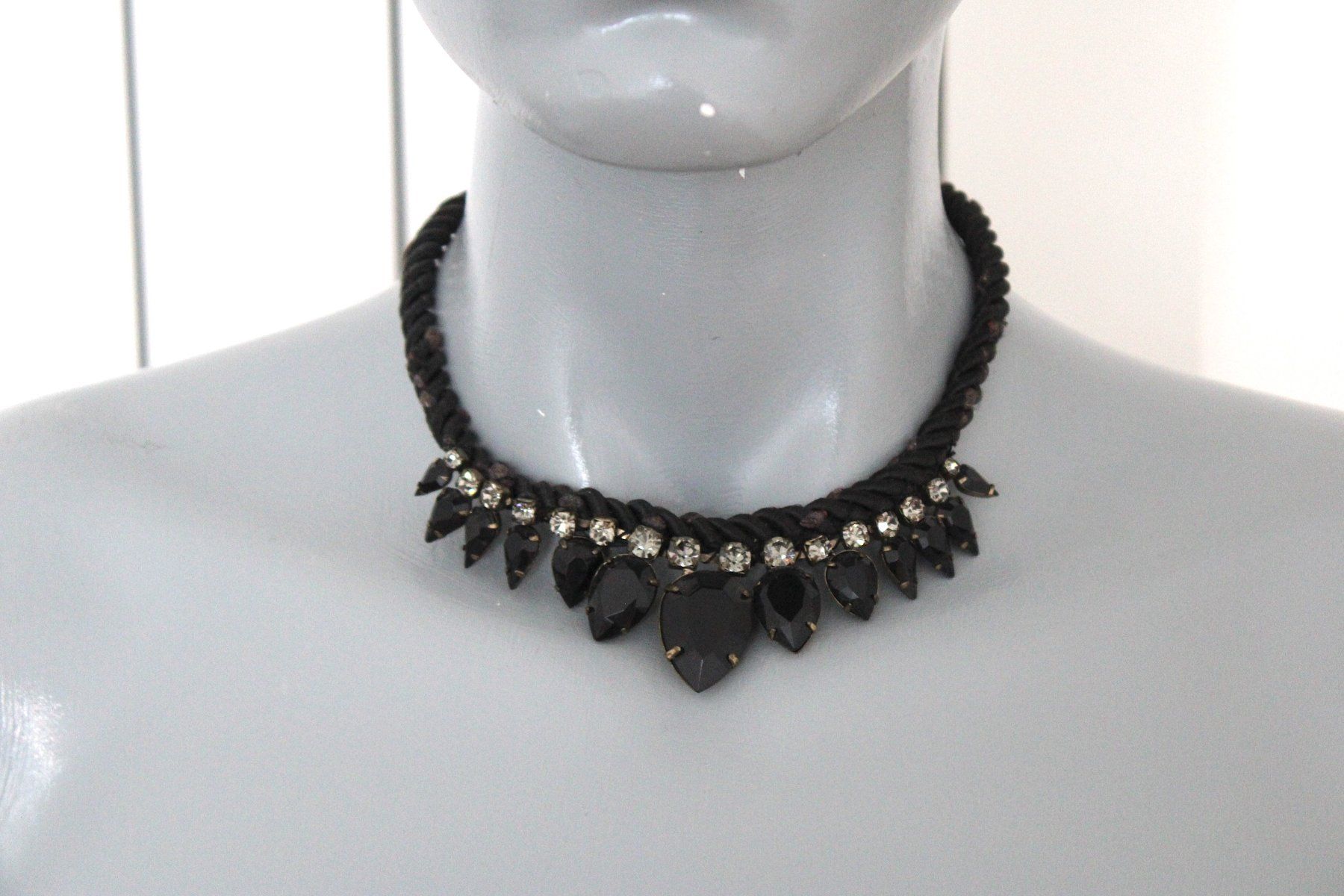 Catenine: Halskette Stoff & Strass -Steine – Usato da Locarno venduto da madame-tus-sauds