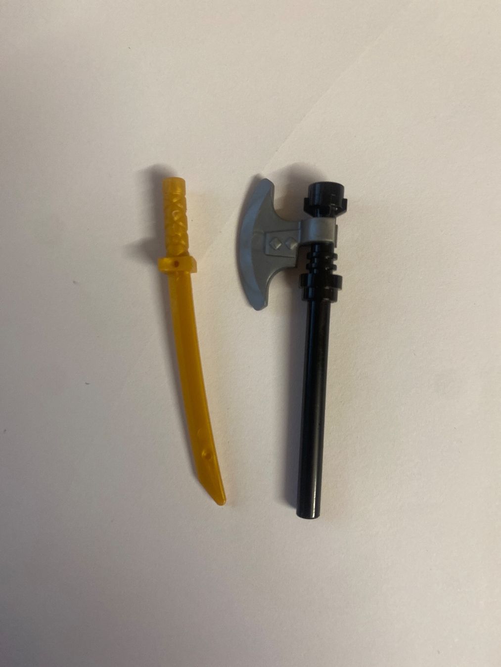 Lego Baukästen: Lot armes Lego : épée dorée et hache noire ! – Neu (gemäss Beschreibung) aus Le Brassus von cinema13