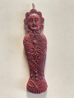Diese rote Wachsfigur erinnert an Fatschenkinder? Jesuskind?