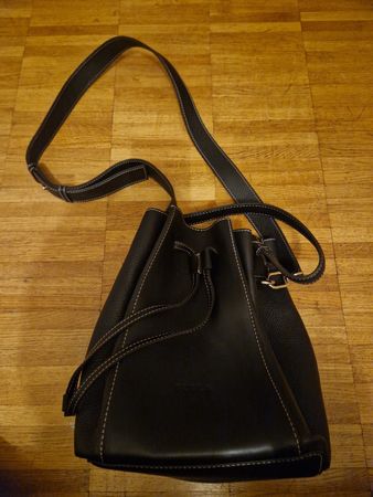 Furla sac seau en cuir noir - Élégant et pratique!
