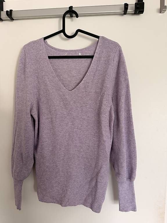 Maglioni & Felpe: LILA STRICKPULLOVER MIT V-AUSSCHNITT – Usato da Neuenegg venduto da sina.lndr