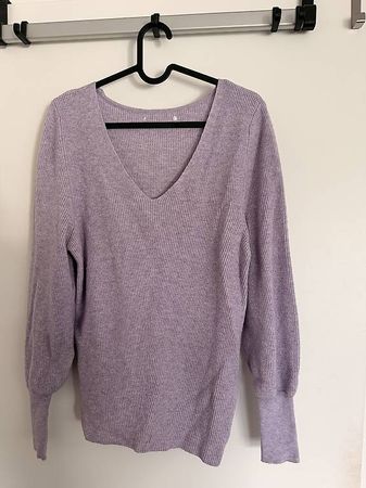 LILA STRICKPULLOVER MIT V-AUSSCHNITT