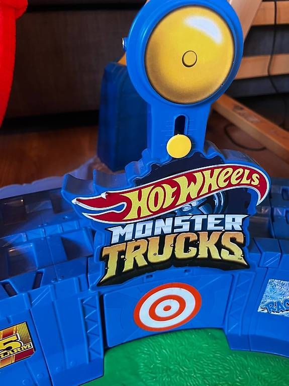 Spielzeuge: Hot Wheels Monster Trucks Bahn – Gebraucht aus Kaiseraugst von jul_fm8q