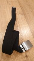 Schwarzer Bandgürtel mit Metallschnalle