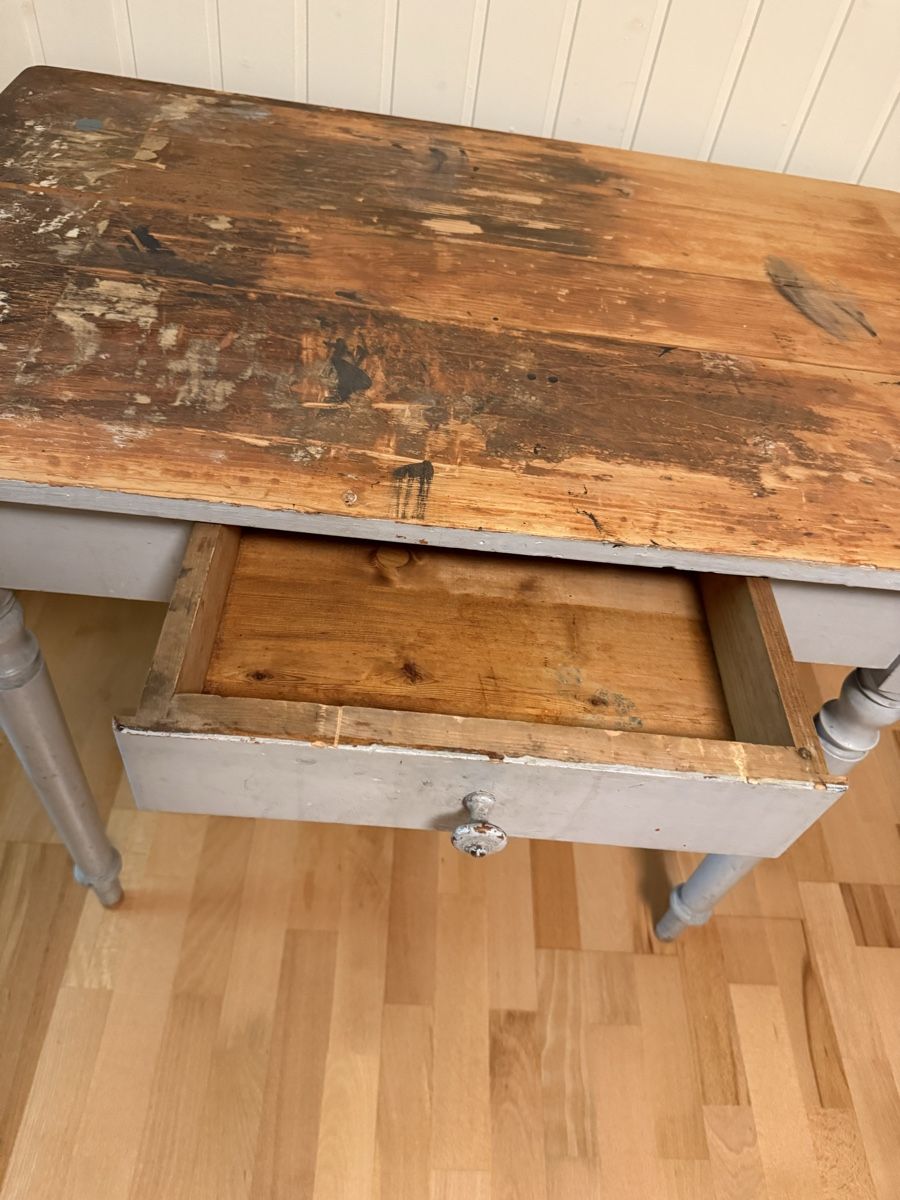 Scrivanie: Alter Holztisch mit Schublade, Restaurationsobjekt – Usato da Bern venduto da Moowee 1