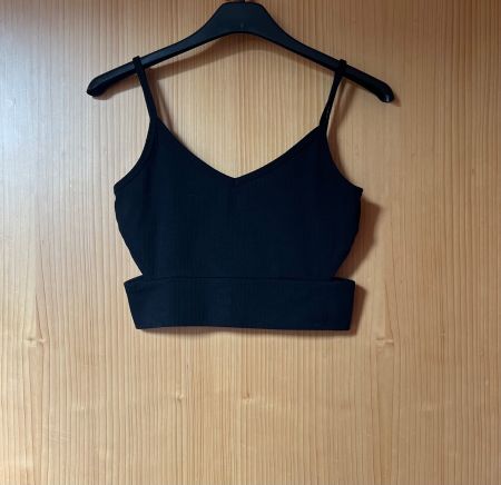 Joli crop top noir avec ouvertures sur les côtés