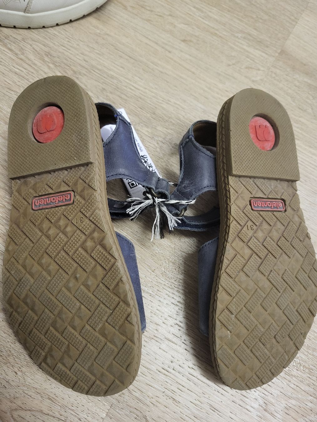 Scarpe per ragazze: Sandalen von Elefanten Fr.31 – Usato da Römerswil LU venduto da Estermann1402 1